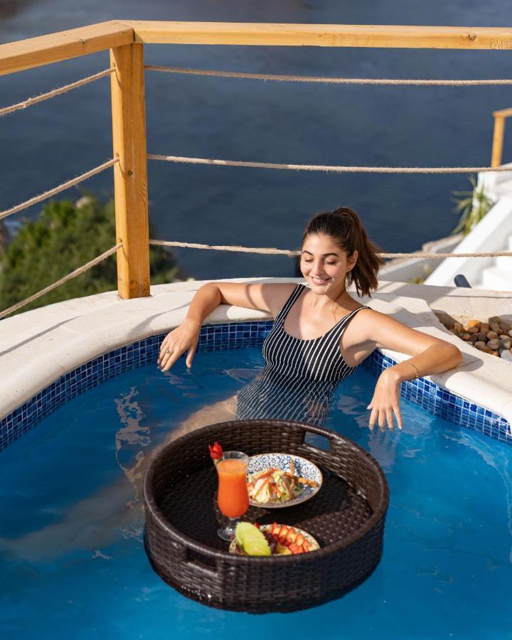 Benben By Dhara Hotels - Adults Only Асуан Екстер'єр фото A woman in a swimming pool